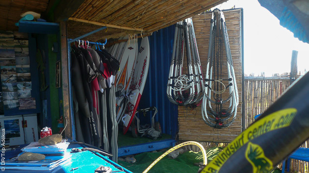 le centre de windsurf de bolonia avec du matos Naish