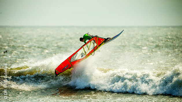 Coaching et sessions windsurf dans les vagues de Mancora, au Pérou