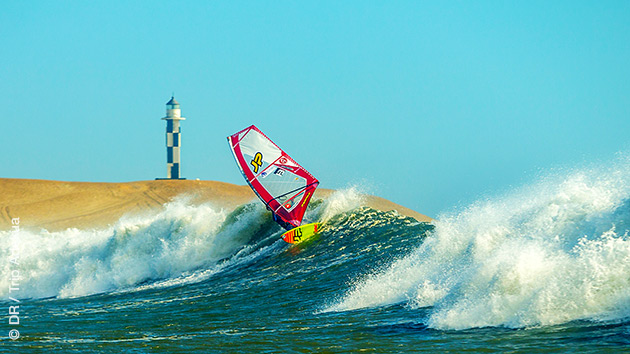 Laissez vous guider sur les meilleures vagues de la région de Mancora au Pérou en surf et windsurf