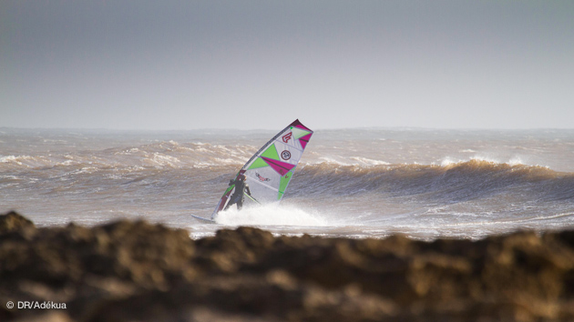 planche dans les vagues à Moulay Bouzertoun au Maroc