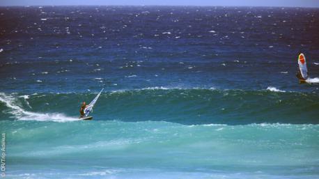 windsurf dans les vagues à Cape Town 