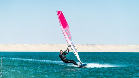 Porgressez en windsurf sur la lagune de Dakhla au Maroc