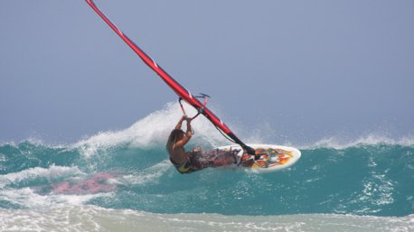 Les meilleurs spots de windsurf pour progresser aux Canaries