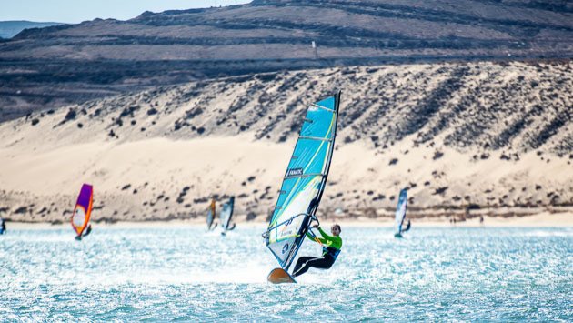 Progressez en windsurf dans les plus belles vagues de Fuerte