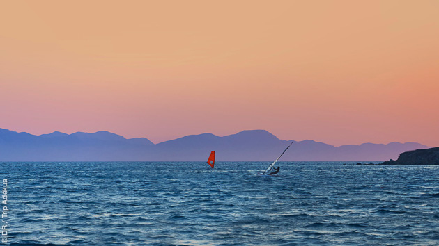 Naviguez au coucher de soleil sur la Méditérranée