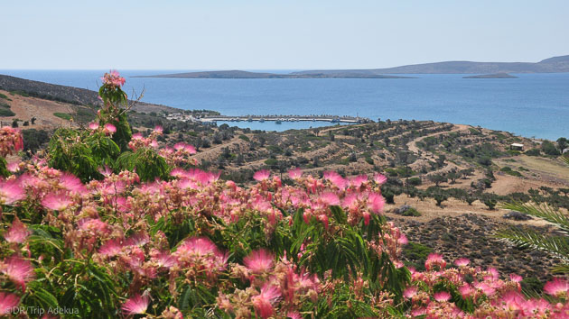 Naviguez dans la baie de Palekastro en Grèce