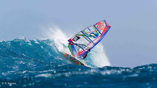 windsurf dans les vagues à Corralejo (Canaries)