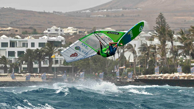 Votre stage de windsurf à Lanzarote avec matériel, cours et hébergement