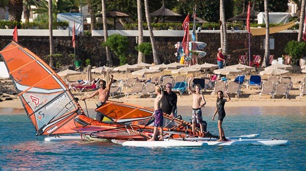 Des sessions de windsurf en famille pour progresser pendant votre séjour à Lanzarote