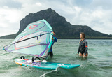 Apprenez ou progressez en windsurf sur le sublime lagon du Morne - voyages adékua