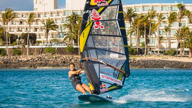 Progressez en windsurf sur les meilleurs spots de Lanzarote