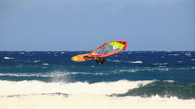 Progressez dans les vagues de Tenerife pendant vos vacances windsurf